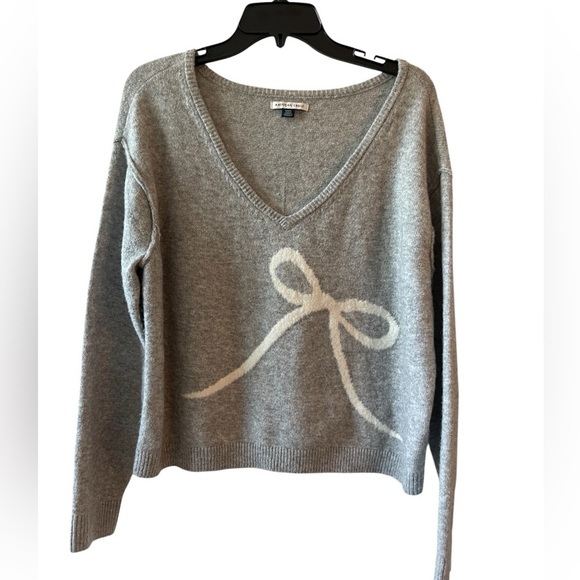 American Eagle Gray Bow Knit Sweater Size M • Long Sleeve Soft Pullover • Cute - Picture 2 of 6